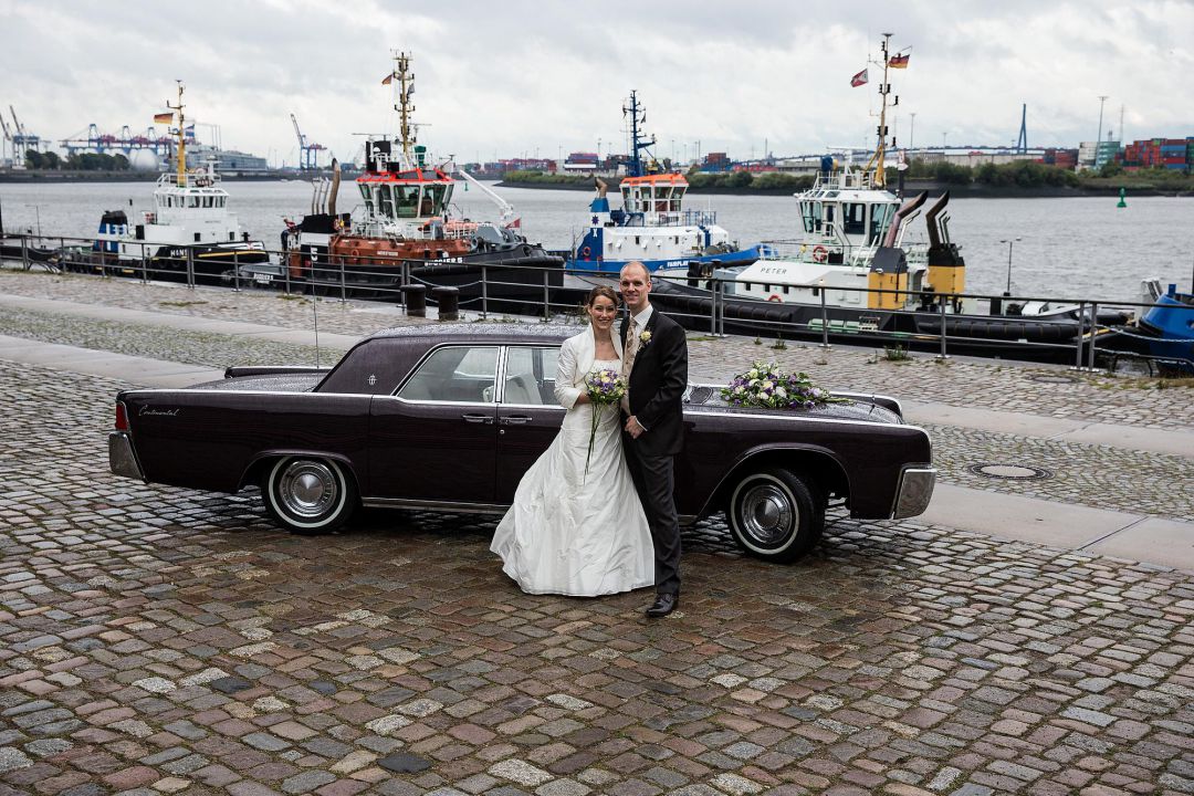 Brautpaar vor historischem Brautwagen im Hamburger Hafen
