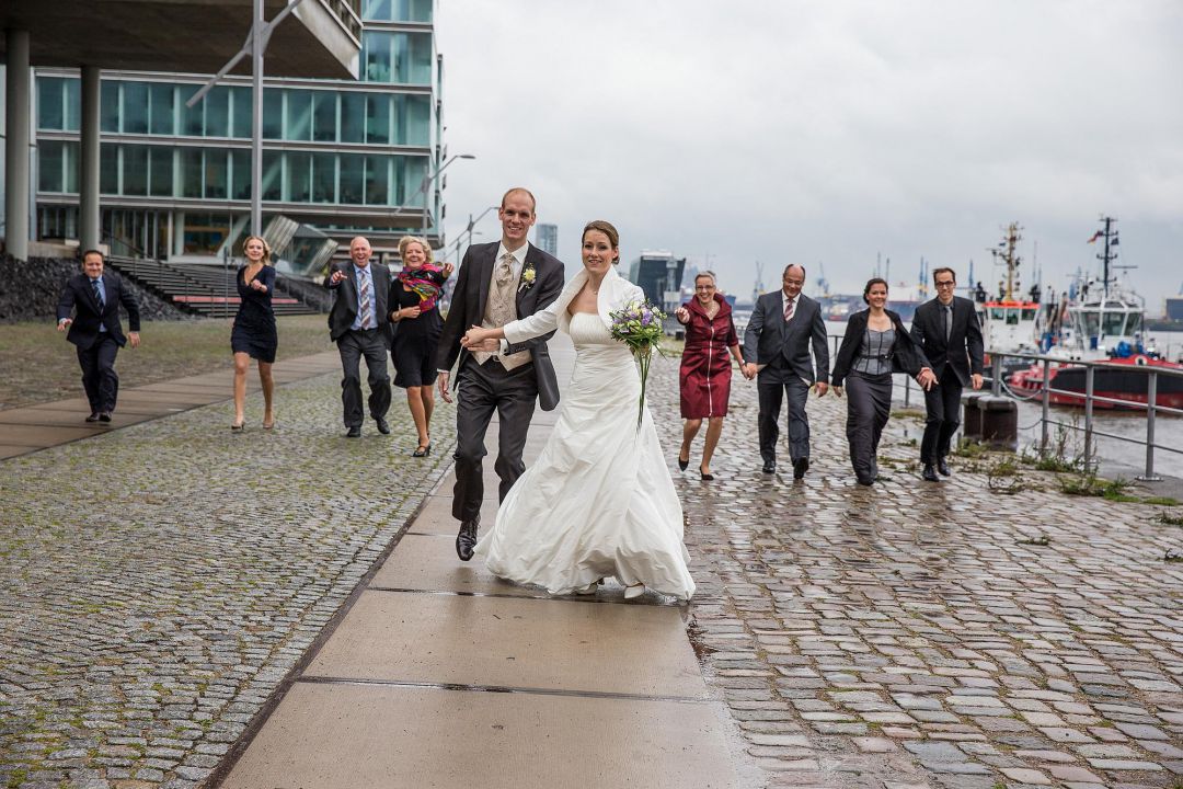 Gruppenbild mit Brautpaar im Hamburger Hafen von Peter Vogel, Hamburg