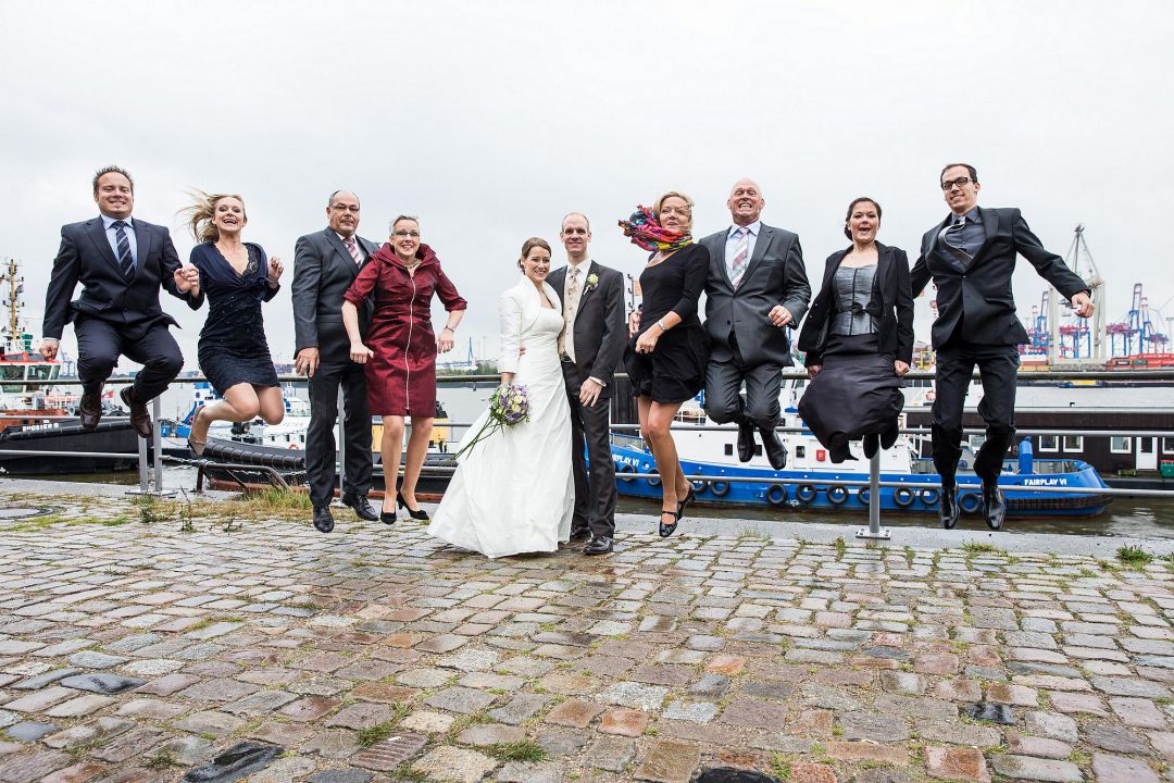 Gruppenbild von Hochzeitsgesellschaft mit springenden Gästen vom Hochzeitsfotografen Peter Vogel