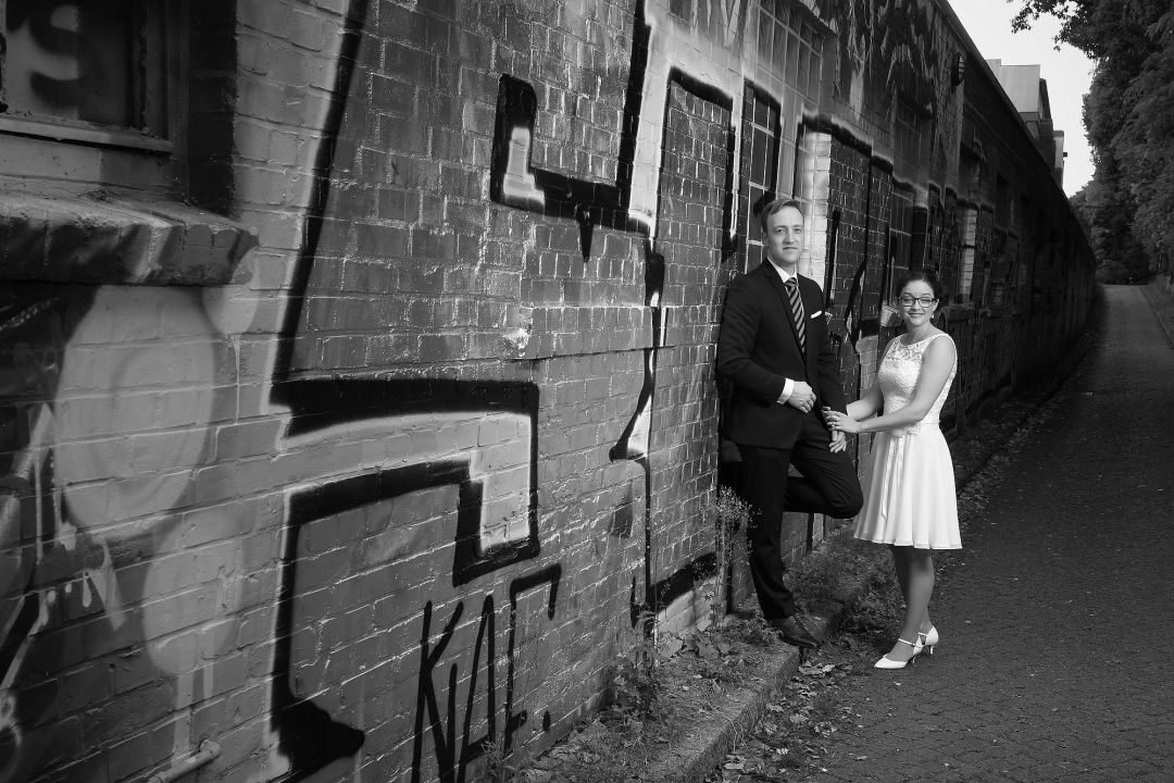 Hochzeitsfoto vor einer Grafittiwand in schwarzweiß von Peter Vogel, Hamburg