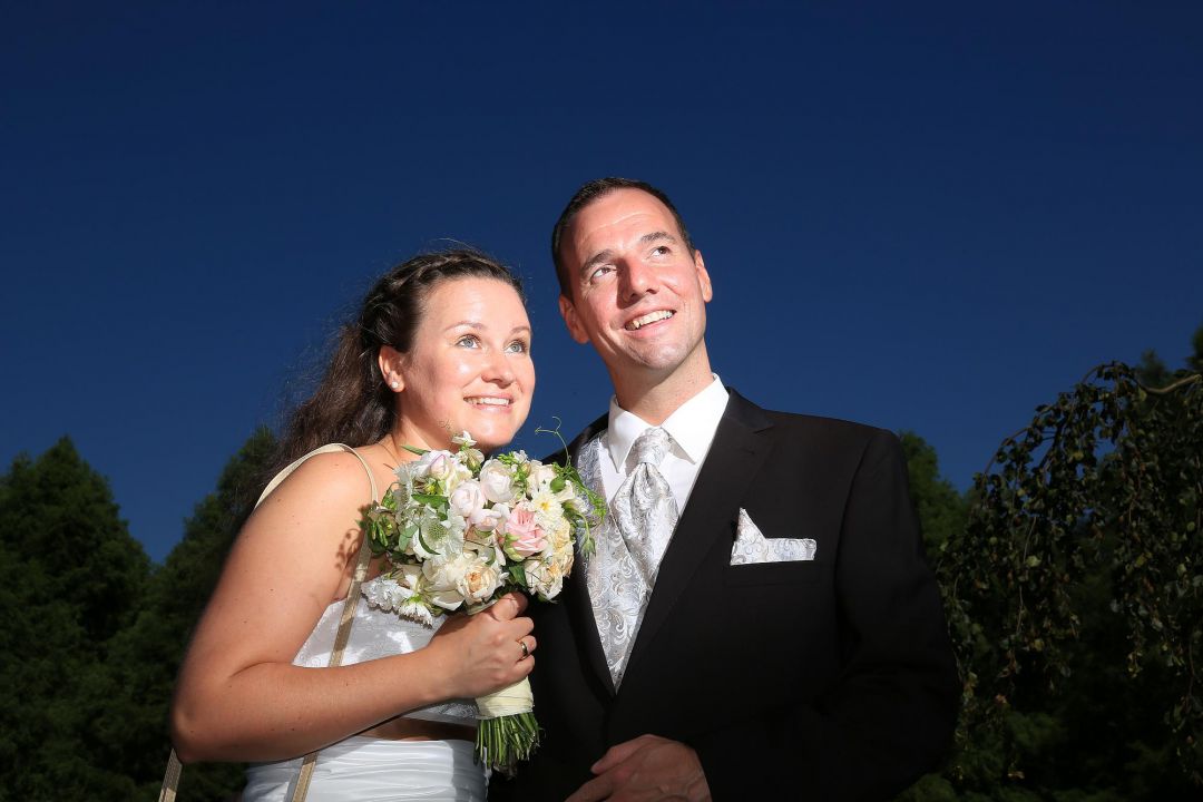 Dramatische Aufnahme vom Brautpaar gegen den blauen Himmel. Hochzeitsfotos von Peter Vogel, Hamburg