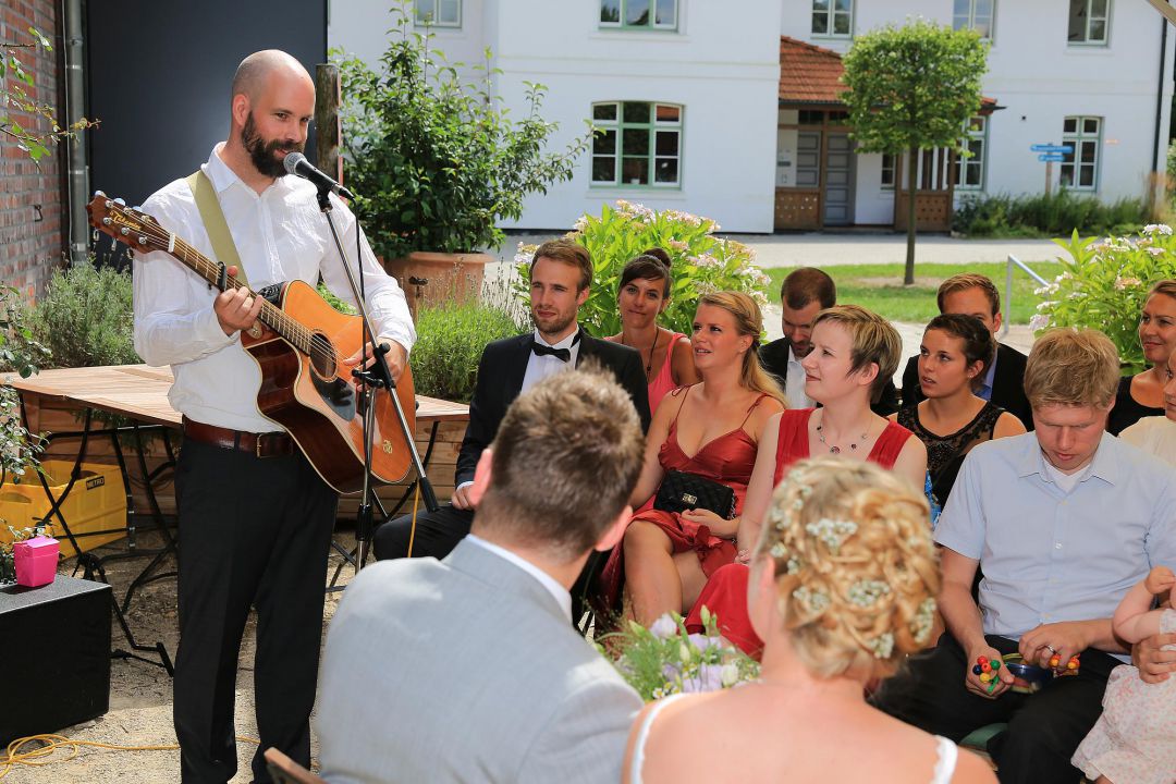 Szene einer freien Trauung mit Sänger, Hochzeitsfotos von Peter Vogel, Hamburg