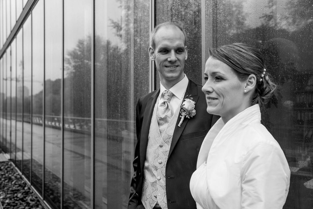 Brautpaar vor moderner Fassade, Hochzeitsfotos von Peter Vogel, Hamburg