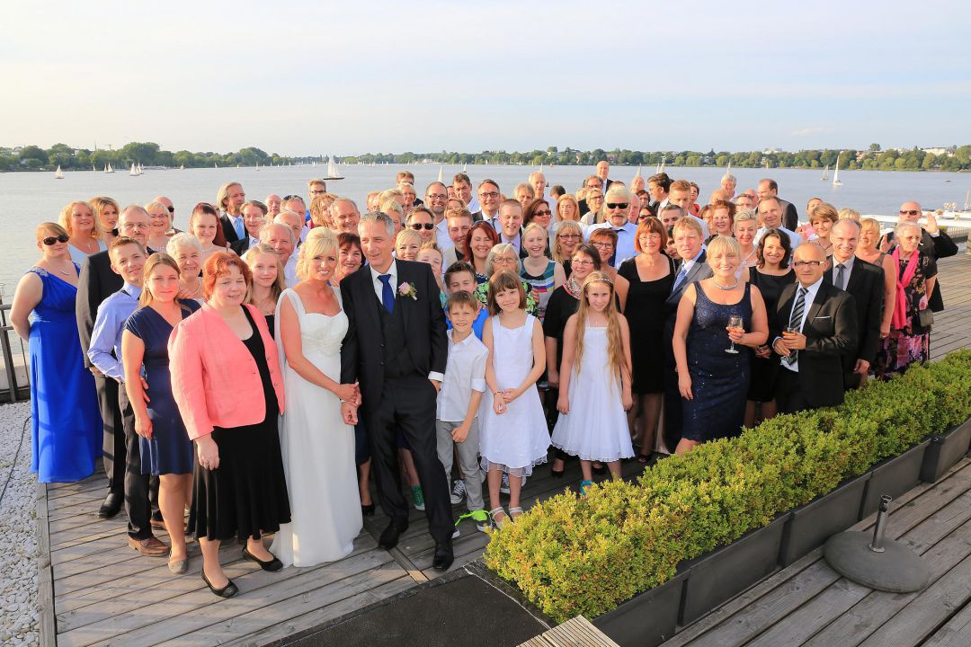 Gruppenbild der Hochzeitsgesellschaft an der Aussenalster, Hochzeitsfotos von Peter Vogel, Hamburg