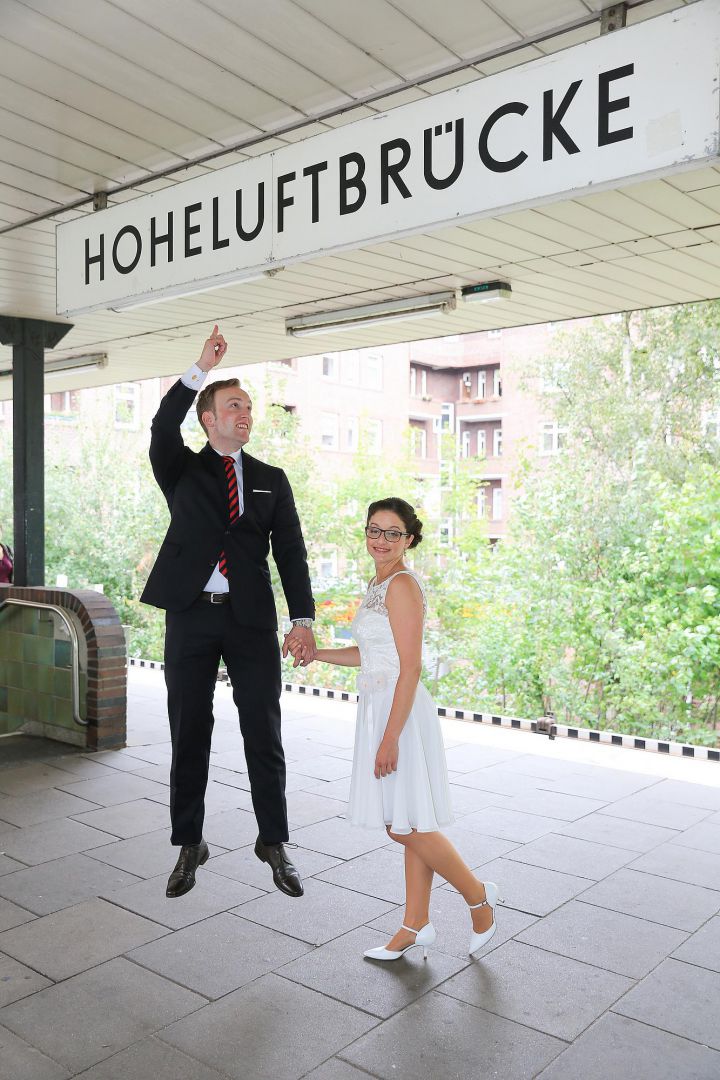 Lustiges Hochzeitsfotos auf U-Bahn Station von Peter Vogel, Hamburg