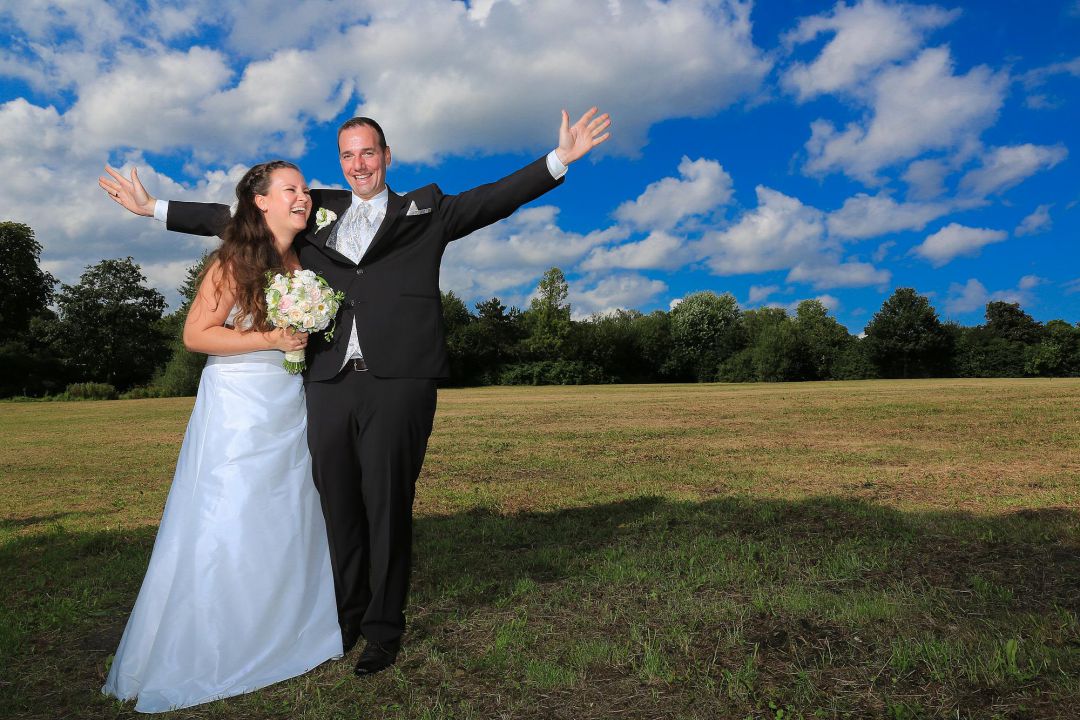 Glückliches Brautpaar in Park, Brautfotos von Peter Vogel