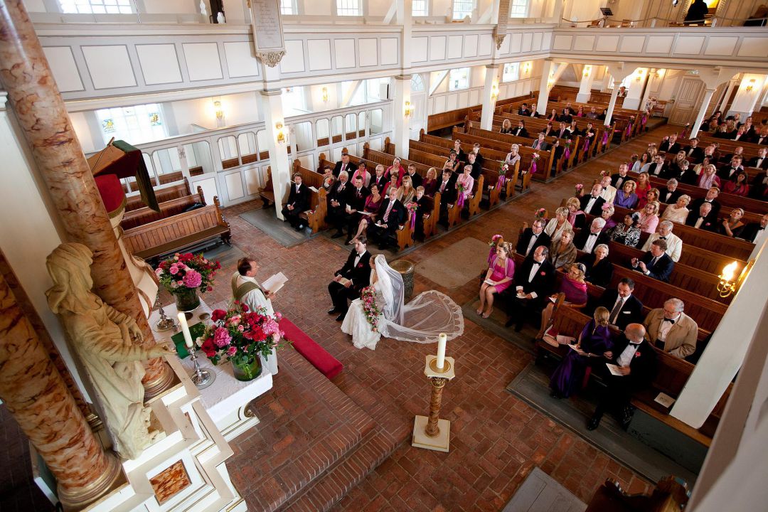 Bild von oben auf eine kirchliche Trauung in romantischer Kirche