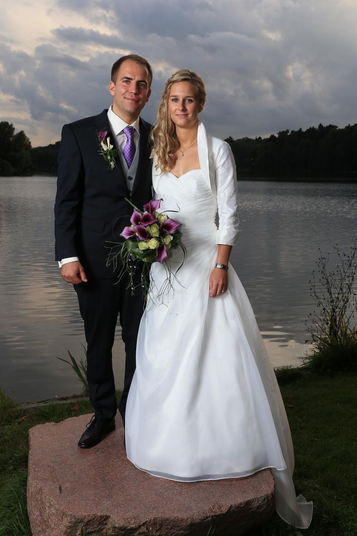 Paarbild in Abendstimmung vor einem See, Hochzeitsfotos von Peter Vogel, Hamburg