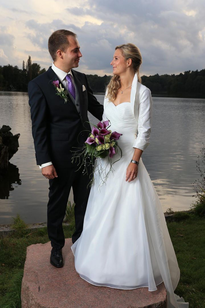 Paarbild vor abendlichem See, Hochzeitsfotos von Peter Vogel, Hamburg