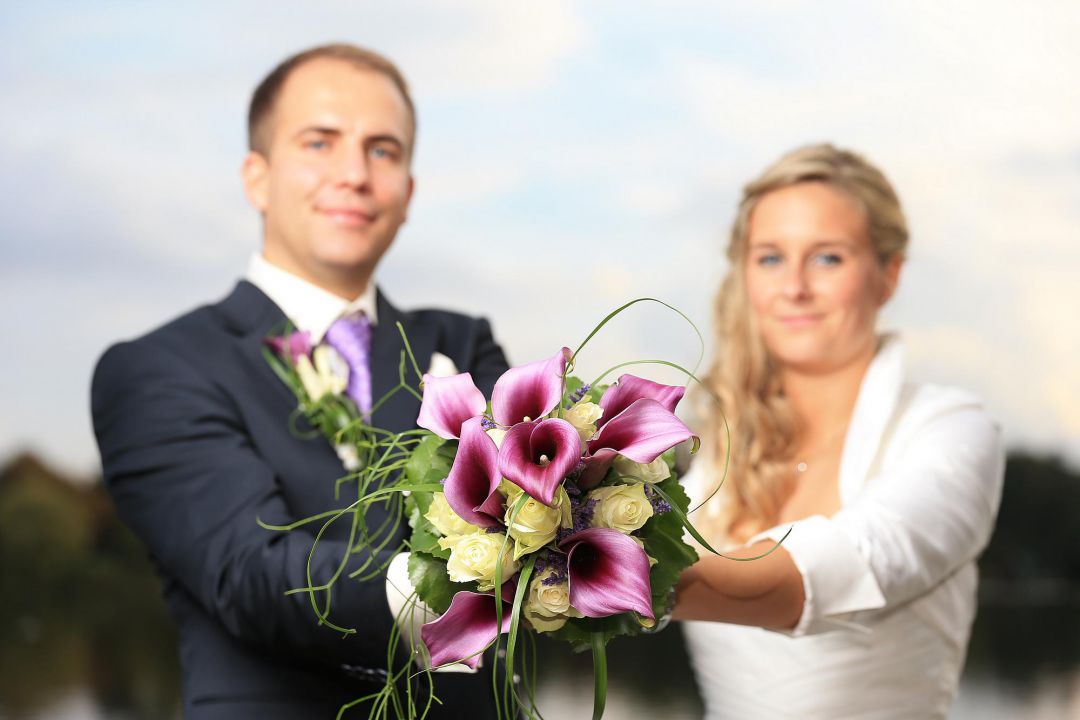 Brautpaar präsentiert den Brautstrauß, Hochzeitsfotos von Peter Vogel, Hamburg
