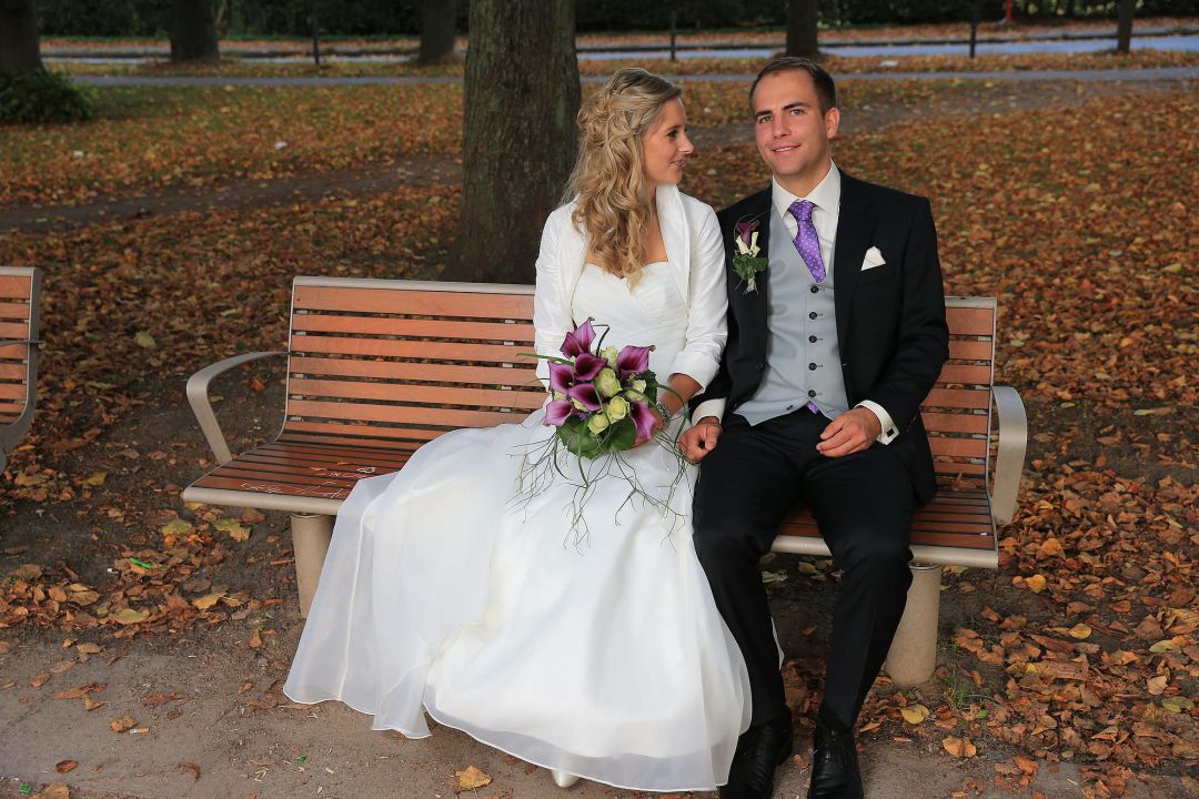 Brautpaar auf einer Parkbank, Hochzeitsfotos von Peter Vogel, Hamburg