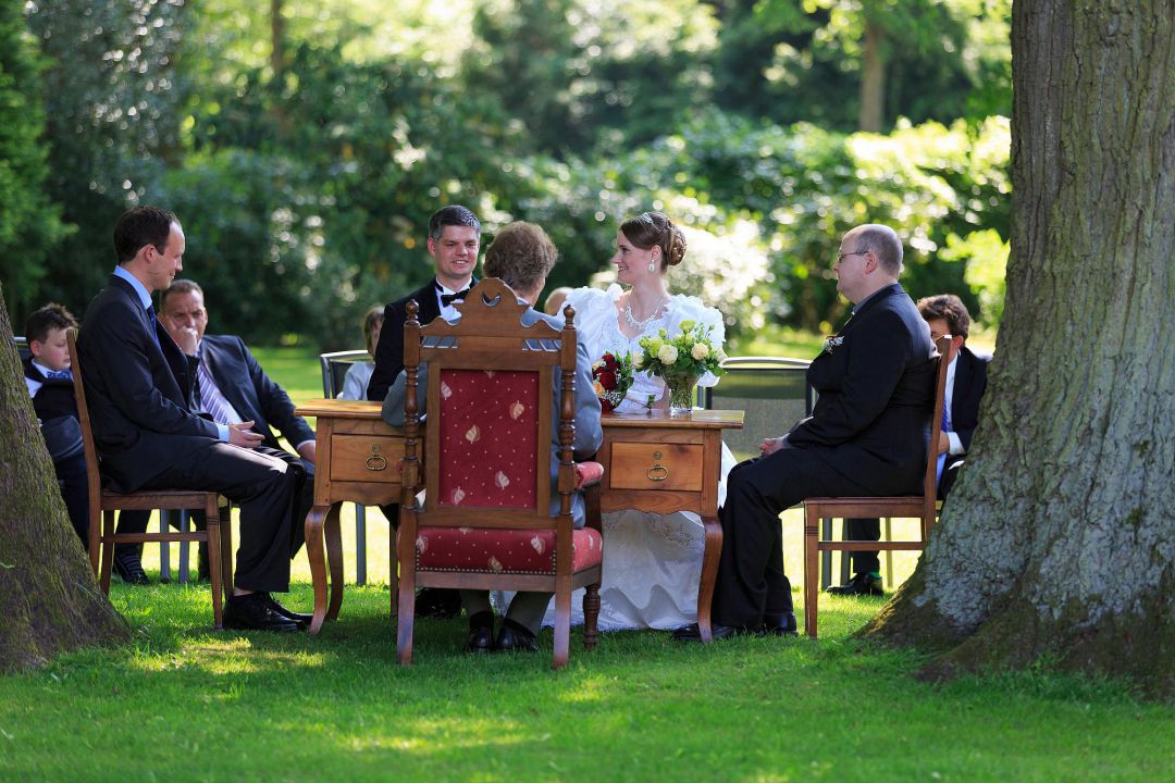 standesamtliche Trauung im Garten, photographiert vom Hochzeitsfotografen Peter Vogel