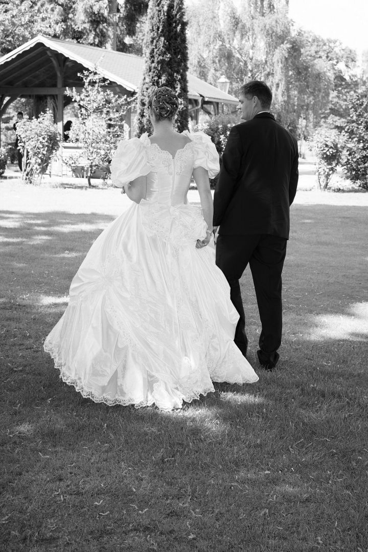 Schwarz weißes Brautpaarbild im Garten vom Hochzeitsfotografen Peter Vogel