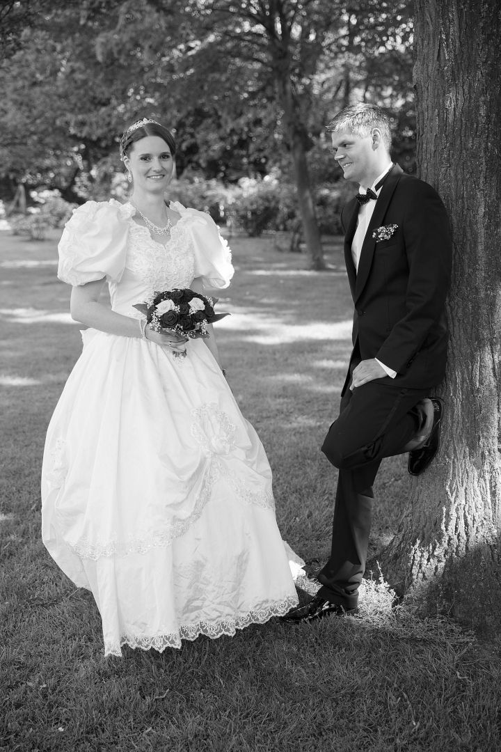 Hochzeitpaar in schwarz weiß im Garten Foto vom Hochzeitsfotografen Peter Vogel