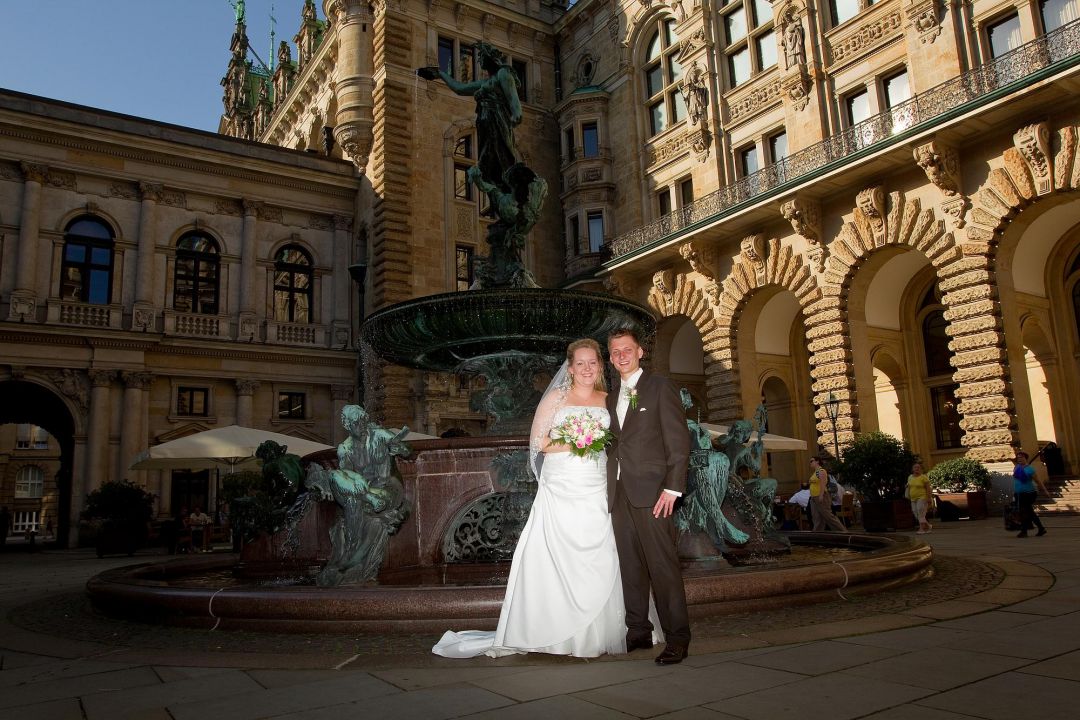 Junges Brautpar am Rathaus Hamburg, Hochzeit Fotograf Hamburg Peter Vogel