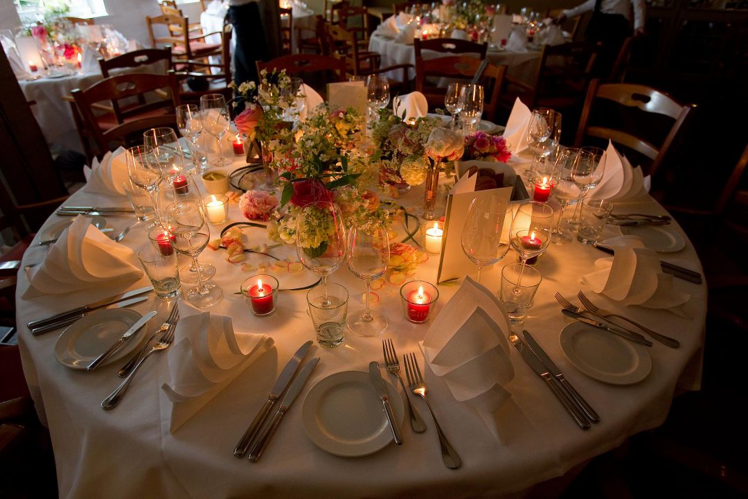 Bilder von der Hochzeitsfeier: Festlich dekorierter Tisch