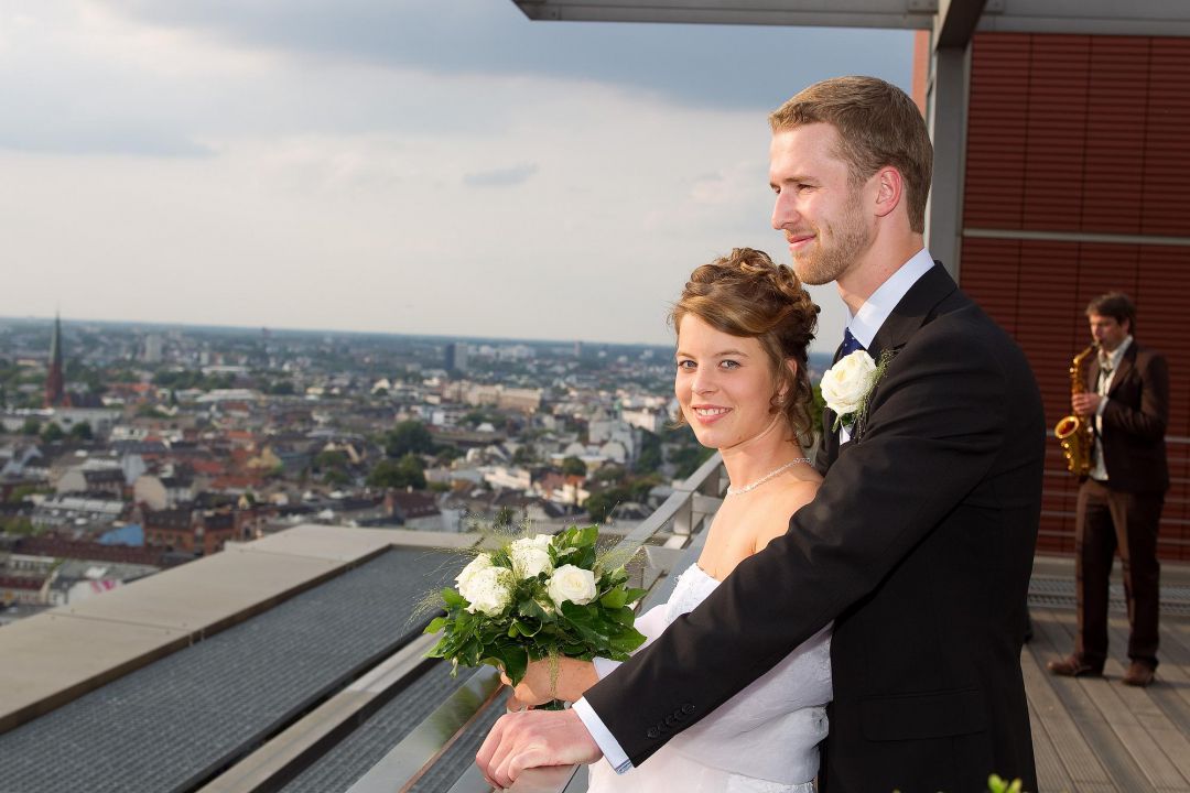 Romantisches Brautpaar vor der Kulisse von Hamburg, Hochzeit Fotograf Hamburg Peter Vogel