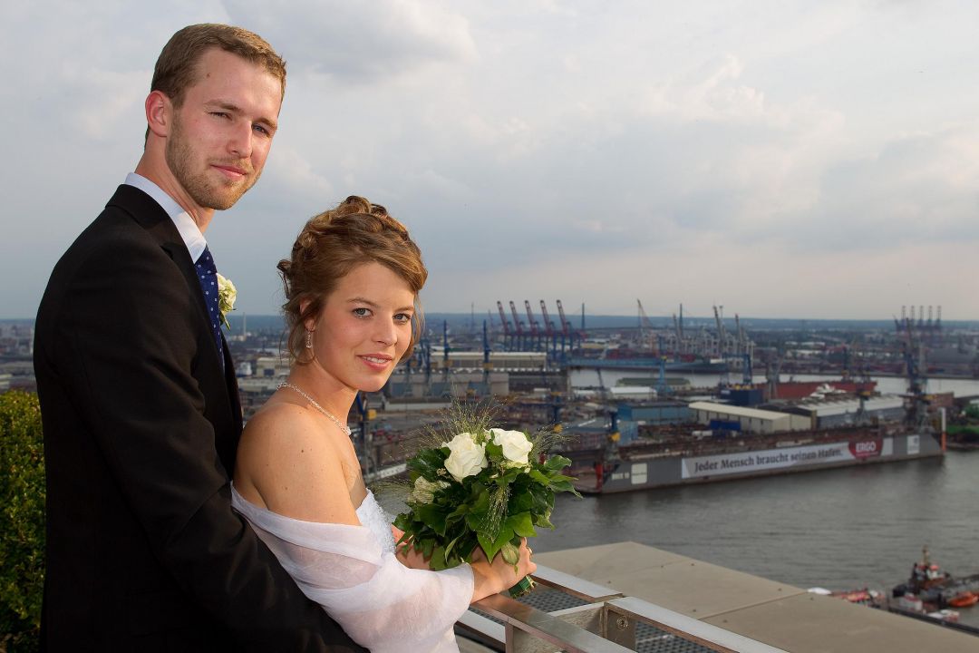 Romantisches Bild von einem Hochzeitspaar vor dem Hamburger Hafen.Hochzeitsfoto von Peter Vogel