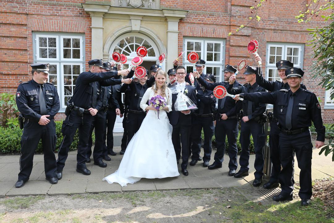 Die Kollegen von der Polizei gratulieren dem jungen Brautpaar