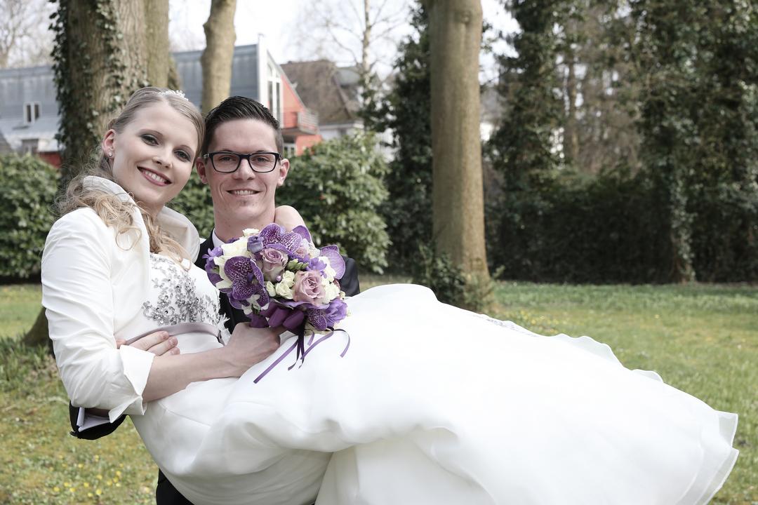 Brautpaarfoto mit weißem Brautkleid, Hochzeitsfotos von Peter Vogel, Hamburg