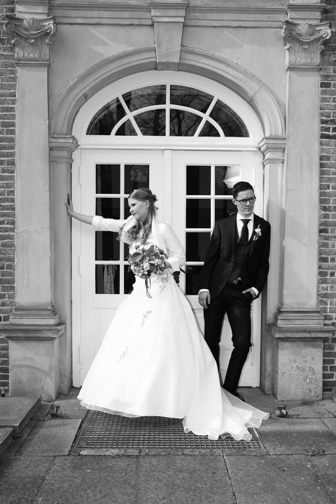 Abwechslung beim Brautpaarfoto: Spielfreudiges Brautpaar in schwarz weiß