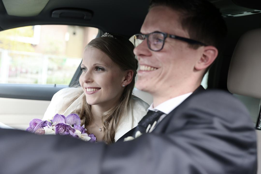 Junges Brautpaar im Auto, Hochzeitsfotos von Peter Vogel, Hamburg
